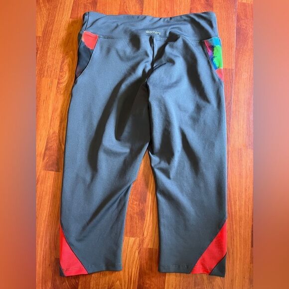Sketchers athletic leggings.  Size medium capris. - Picture 3 of 10